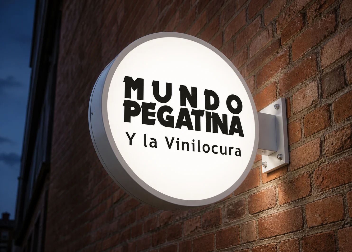 Banderola luminosa redonda con frontal de metacrilato iluminado sobre pared de ladrillo