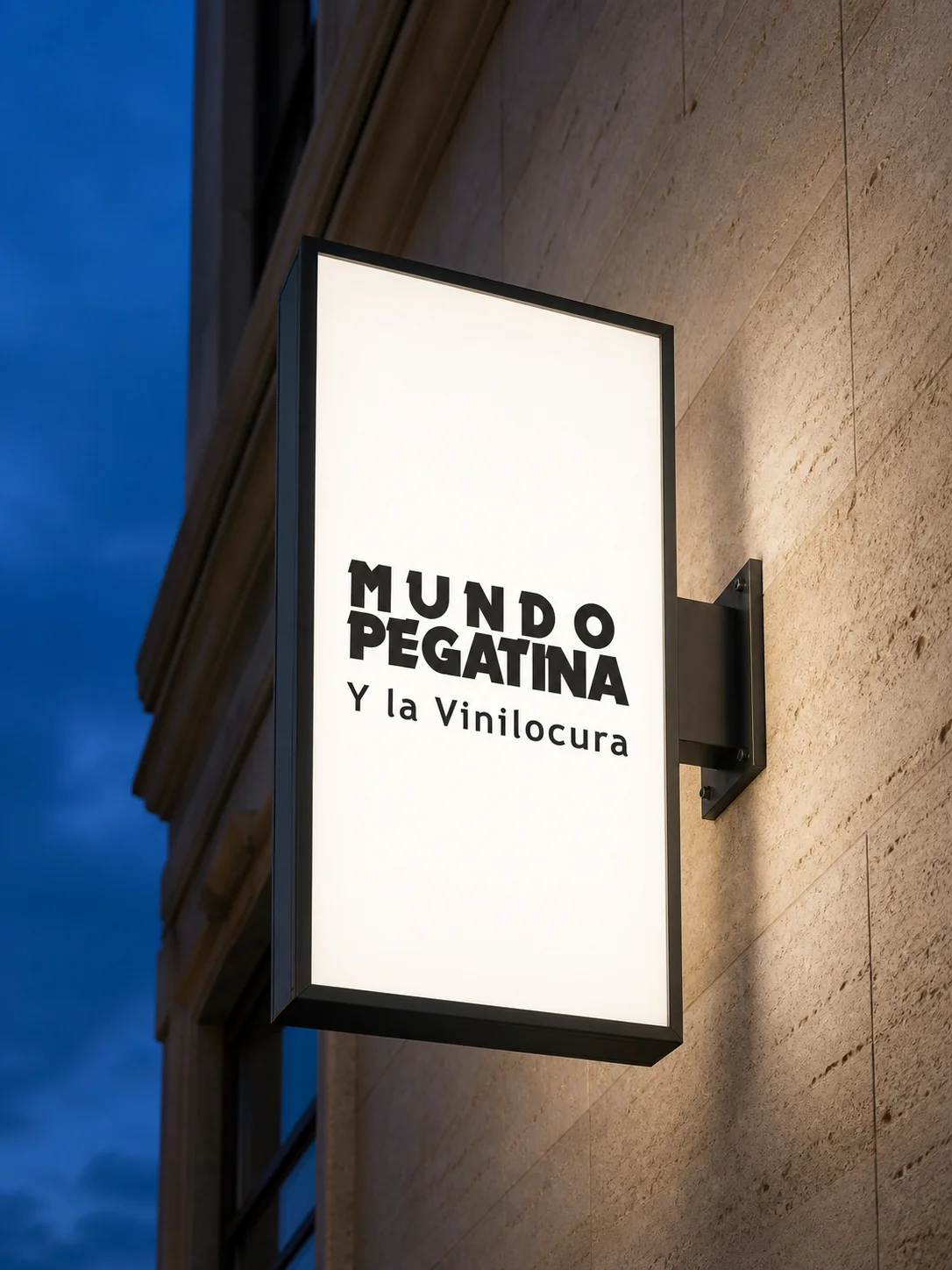 Banderola luminosa rectangular con frontal de metacrilato iluminado sobre fachada de piedra