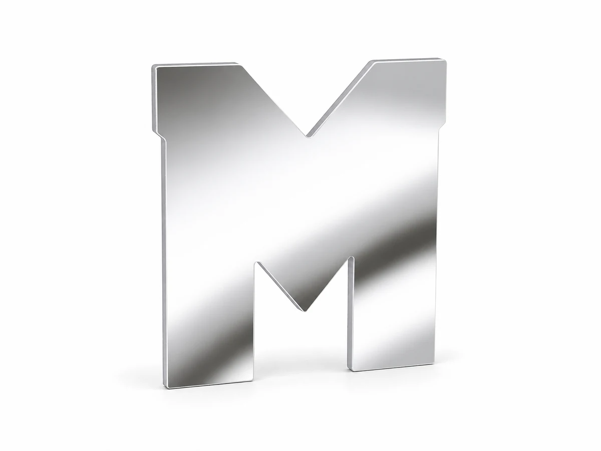 M recortada en metacrilato transparente con reflejos